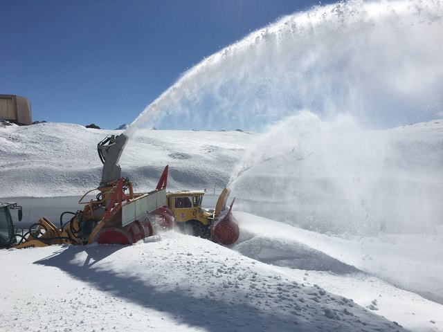 Schicht für Schicht wird die Timmelsjoch Hochalpenstraße von den Alt- und Neuschneemassen befreit. An manchen Stellen liegen noch bis zu acht Meter „weißes Gold“.