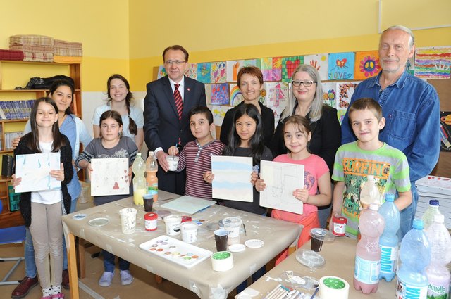 Unterschiedliche Herkunft, verschiedene Sprachen und Religionen bededuten Vielfalt. Deshalb wird die Keramik-Wand für die Daniel Gran-Volksschule I überaus bunt.