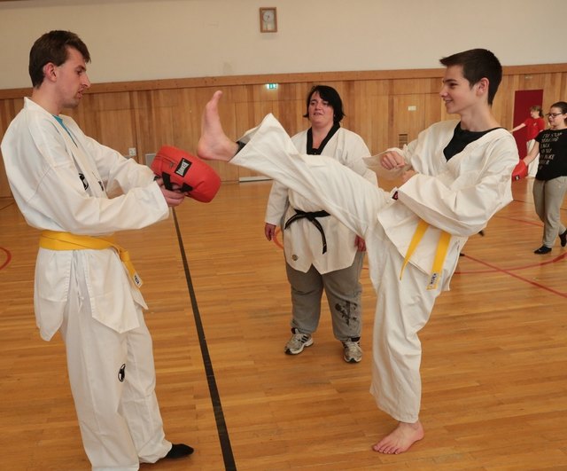 Taekwondo-Training mit FlorianSchiechtl (l.), Simon Kluibenschädl und Trainerin Johanna Wagner.