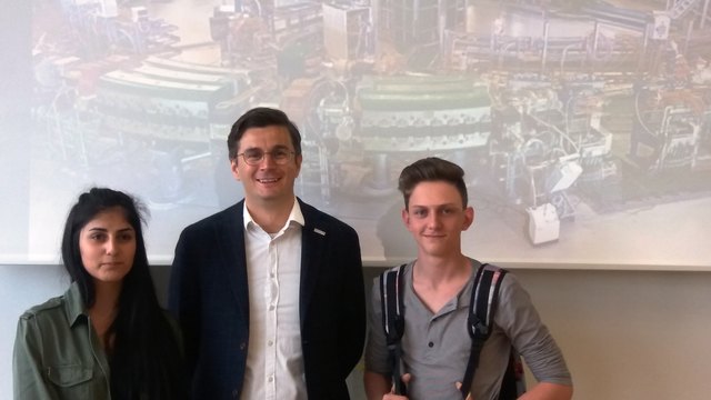 DI Dr. Fadmar Osmic interessierten SchülerInnen