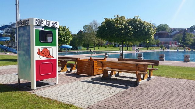 Die Bücherzelle im Ennser Freibad steht jedem Badegast kostenlos zur Verfügung.