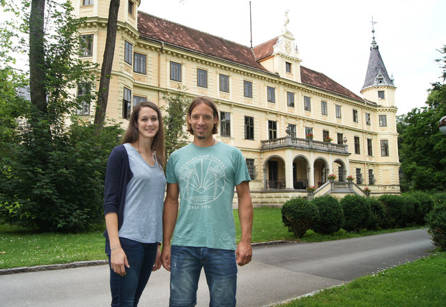 Die Öko-Energietechniker Johanna Schätz und Franz Pöhn optimieren das Energiekonzept des Bildungshauses Schloss Puchberg.