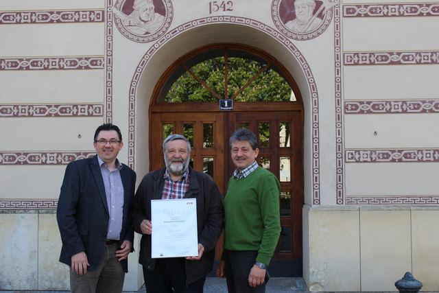 Zertifikatsübergabe EVN Gunther Scheubrein übergibt das Zertifikat an Bürgermeister Josef Spiegl und Amtsleiter Gerhard Zotter.