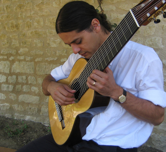 André Stern mit seiner 10-saitigen Gitarre | Foto: Stern