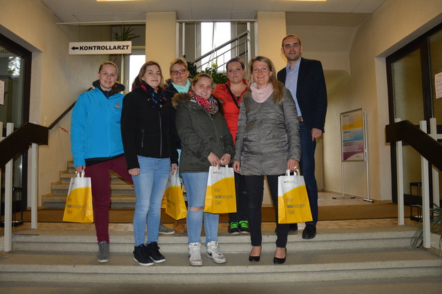 Reiß Nicole, Schleinzer Stefanie, Eva-Maria Holzweber, Hinten: Kadrnoschka Elisabeth, Mader Romana, Kümmel Annika und Service-Center Leiter Stv. Herbert Jordan MSc