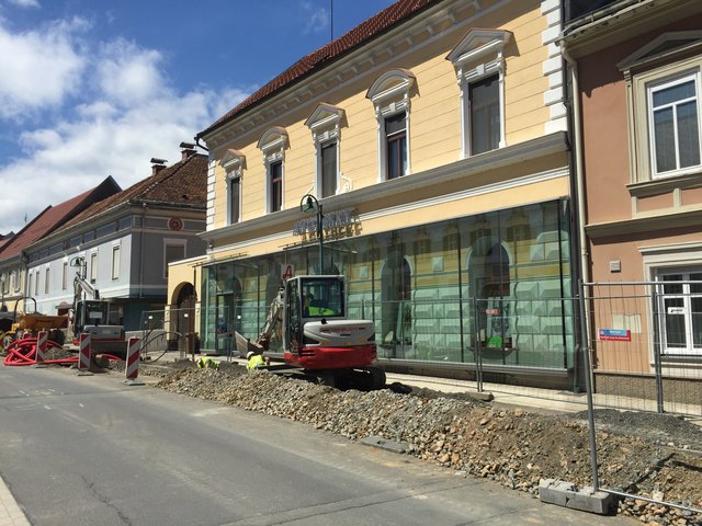...wie die ganze Fahrbahn entlang der Apothekenseite bis zum Objekt Grubmüller.