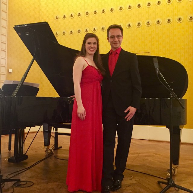Vanessa Waldhart mit ihrem Begleiter am Klavier István Mátyás