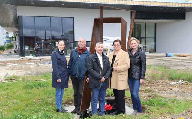 Alexandra Wolf-Zifferer, Leiterin der Galerie der Stadt Traun, Künstler Alois Bauer, Bürgermeister Rudolf Scharinger, Anette Klinger aus der Geschäftsführung von INternorm und Manuela Reichert, Geschäftsführerin Kulturpark Traun GmbH.