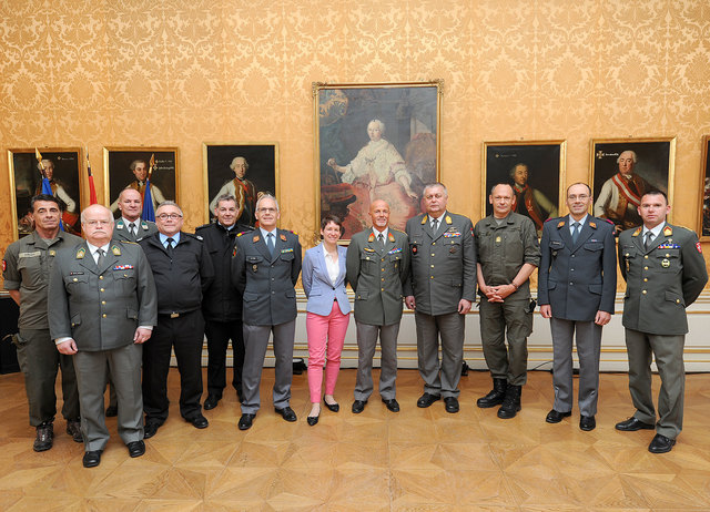 Brigadier Pronhagl (M.) setzt sich für ein Zentrum für Fernausbildung an der TherMilAk ein. | Foto: Seeger