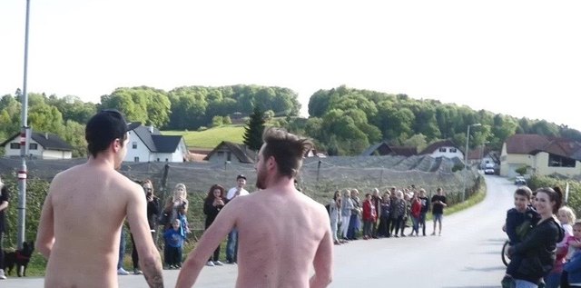 Marco Wagner und Dave Brown beim Einlösen der Wettschuld in seinem Heimatort.