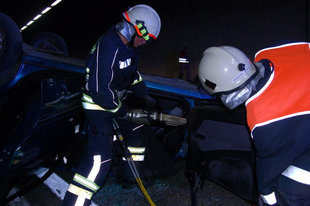 Sperre in beiden Fahrtrichtungen geplant: Die Landecker Einsatzkräfte proben den Ernstfall. | Foto: ASFINAG