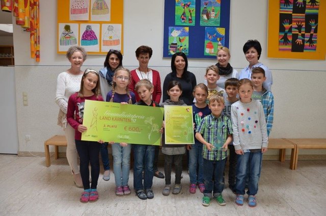 VD Birgit Morak, Claudia Flatschacher, Christa Polder, Christina Petritz, Caroline Lerchbaumer, Ursula Huber mit Schülerinnen und Schülern