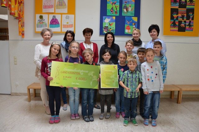 VD Birgit Morak, Claudia Flatschacher, Christa Polder, Christina Petritz, Caroline Lerchbaumer, Ursula Huber mit Schülerinnen und Schülern | Foto: KK