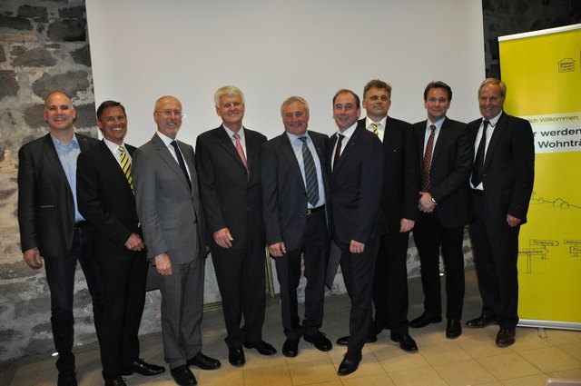 Die ausgeschiedenen Funktionäre des Aufsichtsrates Dr. Werner Fürnschuß und Georg Bruno Reinisch – nicht am Foto Prim. Dr. Gottfried Filzwieser – mit dem neuen Vorsitzenden Christian Polz, den beiden Vorstandsdirektoren Michael Hödl und Georg Lampl, sowie den Ehrengästen.