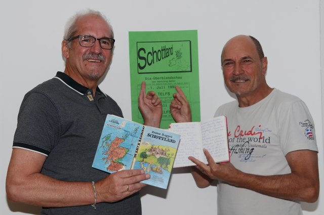 Am Foto sind Hansjörg Hofer und Hubert Agerer mit einigen Originalunterlagen aus dem Jahre 1992 – Tagebuch, Reiseführer und Vortragsplakat – abgebildet.