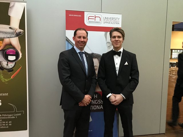 tudiengangsleiter Andreas Auinger gratuliert Preisträger Jürgen Vogel (re.)