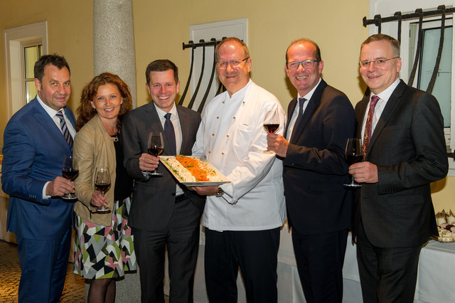 V.l.n.r.: Hannes und Rita Wakolbinger (Weinhaus Wakolbinger), Peter Sailer (Oberbank Hauptplatz), Herbert Bina (Oberbank Küchenchef), Helmut Wagner und Günther Ott (Oberbank Hauptplatz).