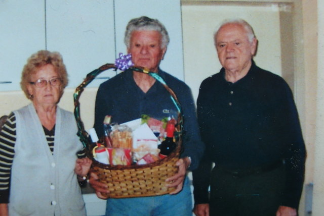 Karl List (am Foto mit Obmann Edi Willinger und Subkassierin Angela Holler) feierte seinen 85. Geburtstag.