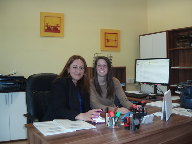 Das HM REAL-Team: für Leyla Grammanitsch (li.) und Jasmin Seyser stehen Beratung und Betreuung an erster Stelle.