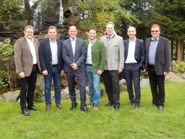 "Gipfeltreffen" in Wielfresen: Bgm. Mag. Josef Waltl, Prok. Franz Oswald, Vorstand Franz Kolnerberger, Bgm. Franz Silly, BH Hofrat Dr. Helmut-Theobald Müller, Vorstand Gerhard Hanke und 1. Vizebgm. Franz Jöbstl (v. l. n. r.)