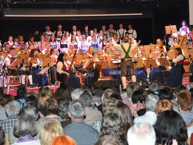 Der Kirchenchor und die Bundesmusikkapelle Erpfendorf glänzten beim Jubiläumskonzert im vollen Kirchdorfer Dorfsaal. | Foto: Schwaiger