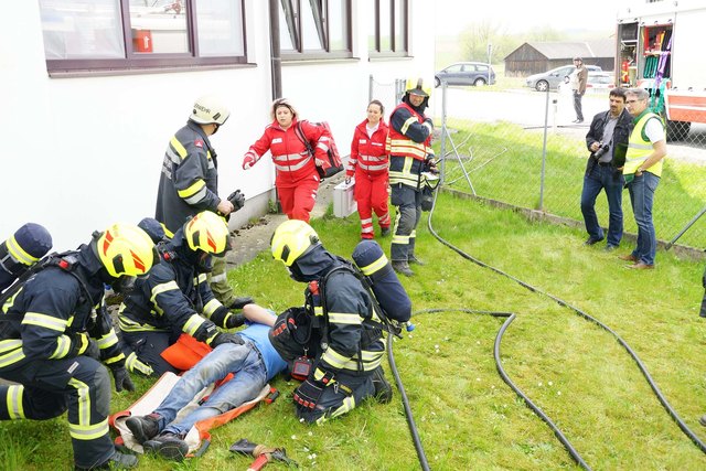 Gerettet: eine der vermissten Personen konnte aus dem verrauchten Gebäudeteil gerettet werden.
