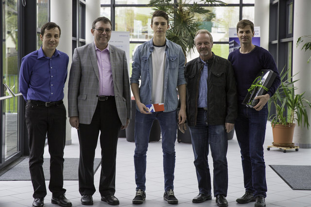 Gemeinderat Thomas Haselgruber, Direktor Roland Berlinger, David Zach, Bürgermeister Paul Mathe, Betreuungslehrer Ingo Lacheiner, v. l.