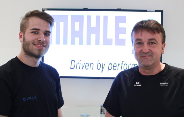 Mahle: Benjamin Dolic (l.) und Ausbildner Peter Brandt.