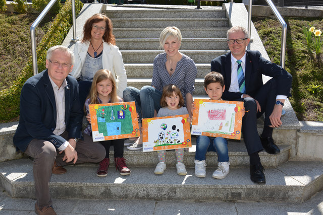 Die Sieger des Malwettbewerbes zum Thema „Mein Sommer in Waidhofen“ Miriam Müller, Diana Kaufmann und Ahmadreza Hussaini strahlten bei der Gewinnübergabe.
