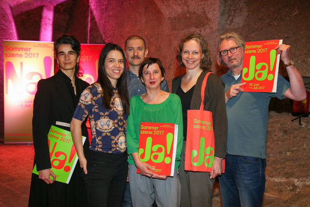 im Bild v. li: Rosalba Torres Guerrero Künstlerin, Marta Navaridas Künstlerin, Alexander Deutinger, Angela Glechner Intendantin Szene Salzburg, Dorit Ehlers Künstlerin, Arthur Zgubic Künstler,