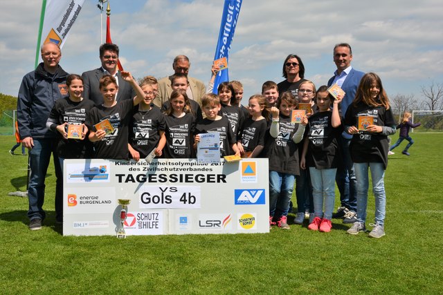 Martin Bierbauer, Johann Lotter, Johann Grillenberger, Christian Kiss und Markus Szelinger mit den glücklichen Gewinnern.