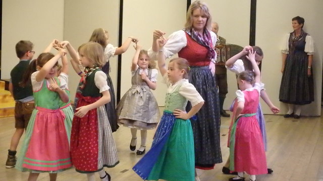 Die Kindertanzgruppe des Trachtenvereins St. Michael.