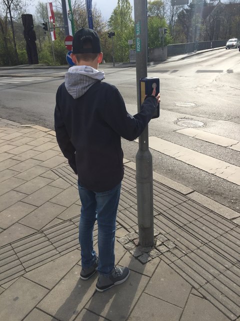 Ein Drücken des Fronttasters der Ampeldruckanlagen bewirkt die "Anmeldung" im zentralen Verkehrsrechner. Das Grün kommt um etwa zwei Sekunden früher.