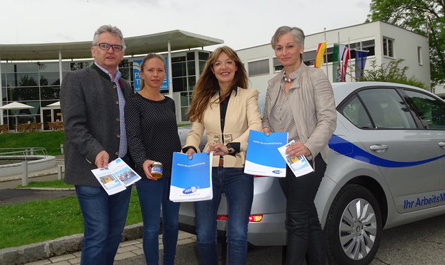 Auf Tourstopp in der Parktherme: Marianne Suppan (2.v.r.) und Gabriela Unger (r.) mit Stefanie Schmid und Johann Peheim.
