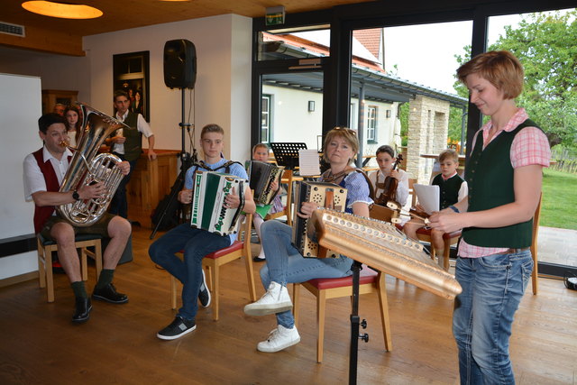 "Back to the roots", hieß es beim bereits dritten Volksmusikabend der Musikschule Ilz - dieses Jahr beim Buschenschank Brunner in Kleegraben.