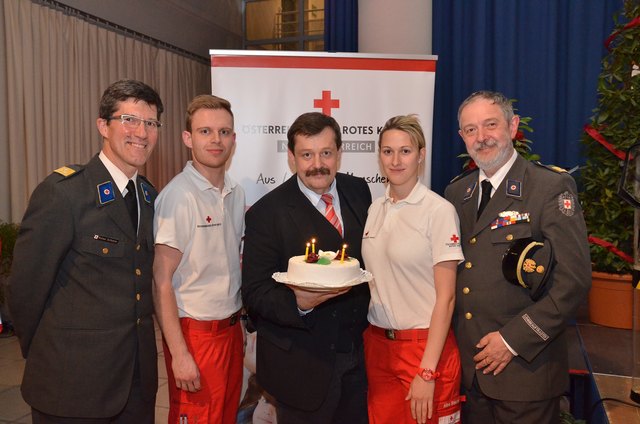 Bezirksstellenleiter Michael Dorfstätter und Organisationsleiter Thomas Pointner mit Werner Gruber und seinen beiden Lebensrettern. | Foto: RK NÖ, A. Zehetner