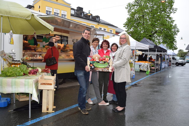 Im Bild von links: Treffpunkt-Straßwalchen-Obmann Martin Perwein, Ausstellerin Claudia Rieger, Claudia Schindecker, Christl Esterer und Gewinnerin Gabi Ellmauer. | Foto: Plusregion