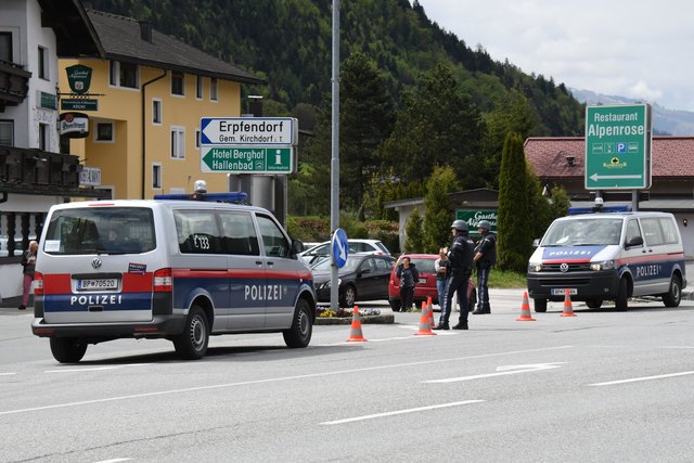 Der Großeinsatz der Polizei in Erpfendorf nahm ein unblutiges Ende. Der Täter handelte offenbar aus Verzweiflung. | Foto: ZOOM.Tirol
