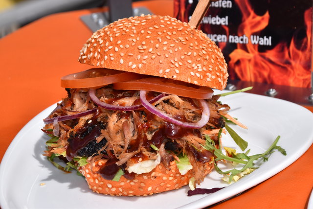 Der Pulled Pork Burger von "Smoke it easy" ist selbst gemacht, das Brot "eingefärbt".