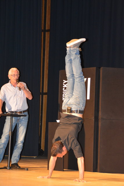 Regisseur Walter moderierte den Handstand von Niki ...