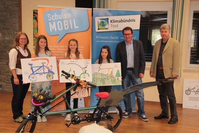 Martina Abraham von Klimabündnis Tirol, Höfens Vizebürgermeister Rüdiger Reyman und Bichlbachs Bürgermeister Klaus Ziernhöld freuen sich mit den GewinnerInnen: Vanessa Löhnert, Hanna Singer und Hannah Wacker (von links).