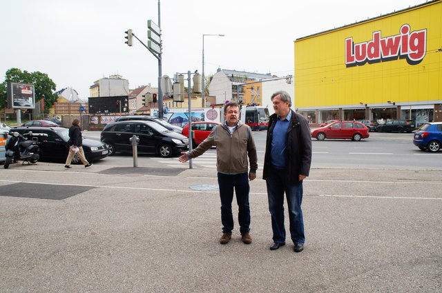 Viel Verkehr: Genug Platz für einen Kreisverkehr sei vorhanden, so die ÖVP-Politiker Ernst Zlabinger und Peter Schuster (l.).