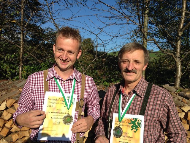Herbert Hölbing und Fritz Truschnegg (l.) vom Bienzuchtverein Eibiswald mit Gold für den Kastanienhonig. | Foto: KK