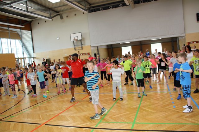 Mister Move it und 200 Kinder machten die Sporthalle zu einem Mega-Swing.