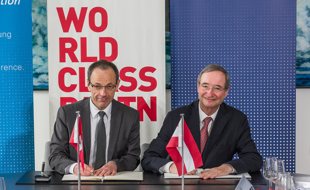 ETH-Präsdent Lino Guzzella (l.) und WKÖ-Präsident Christoph Leitl während der Unterzeichnung des Kooperationsvertrags