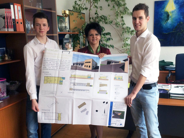 Valentin Berghofer, Bürgermeisterin Waltraud Schwammer und Hofer Thomas (v.l.) bei der Übergabe der Diplomarbeit