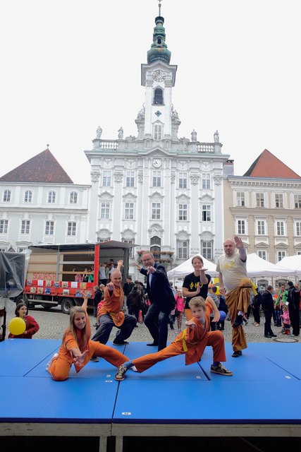 Bürgermeister Gerald Hackl (Mitte) machte im Vorjahr  unter anderem Halt bei den Verantwortlichen vom Shaolin Tempel Steyr. | Foto: Klaus Mader