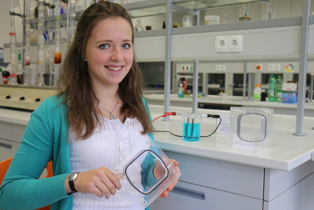 Sophie Fellhofer von der HTL in Braunau arbeitet an ihrer Versuchszelle. | Foto: LSR
