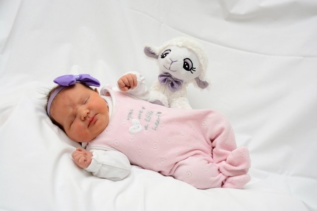 Klara Datum: 15.2.2017 Eltern: Marija und Matija Majer Geburtsort: LKH Graz Größe: 52 cm Gewicht: 4550 g | Foto: babysmile