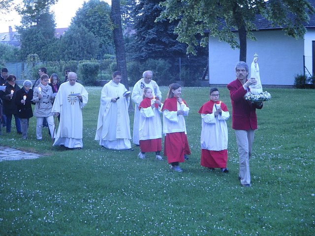 Lichterprozession vor der Wallfahrtskirche Maria Moos